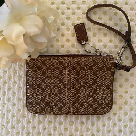 🌿Vintage Coach Wristlet🌿 - Picture 7 of 7